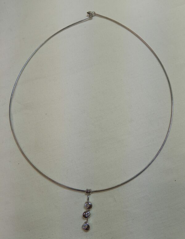 Collerette pendentif 3 diamants sur cable – Image 3