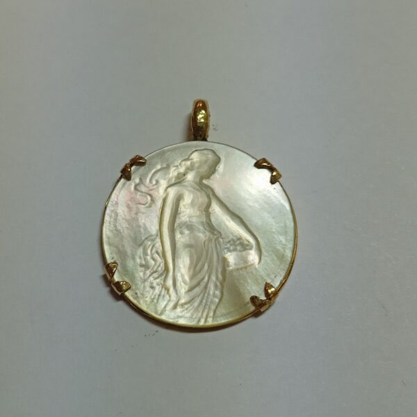 Pendentif femme 900 nacre et or