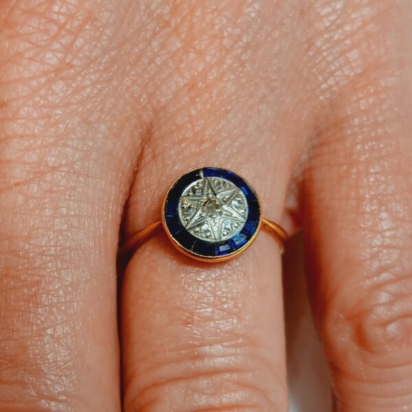 Bague ronde 1930 or jaune saphirs diamants – Image 2