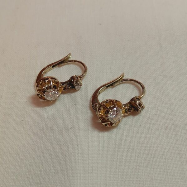 Boucles d'oreille dormeuses diamants or gris 18 carats – Image 2