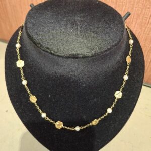 Collier or jaune alternant perles de culture et pastilles