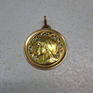 Médaille Vierge ronde ajourée or jaune 18 carats